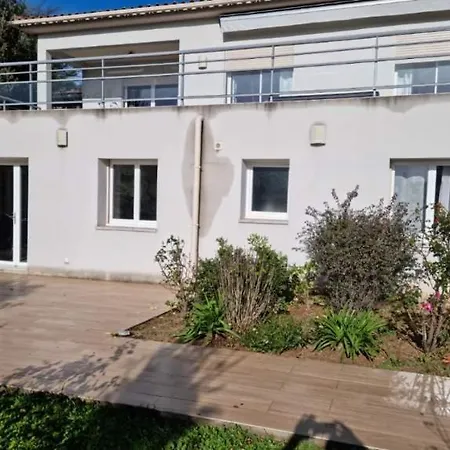 Σπίτι διακοπών T2, Rez De Avec Piscine Afa