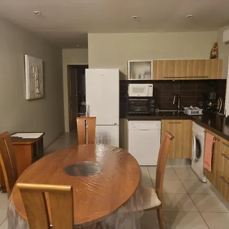 T2, Rez De Avec Piscine *