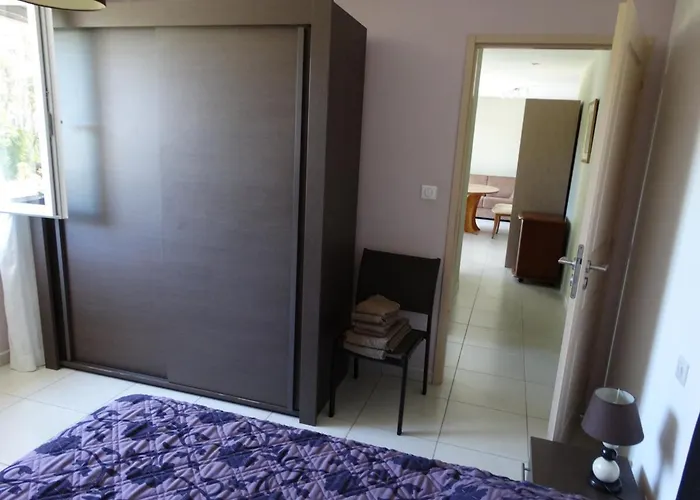 Casa vacanze T2, Rez De Avec Piscine Afa